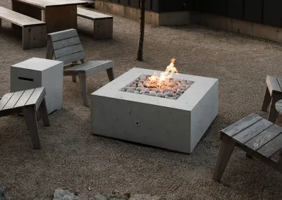 Foyer extérieur en béton Alea 32 sur une terrasse moderne à Montréal