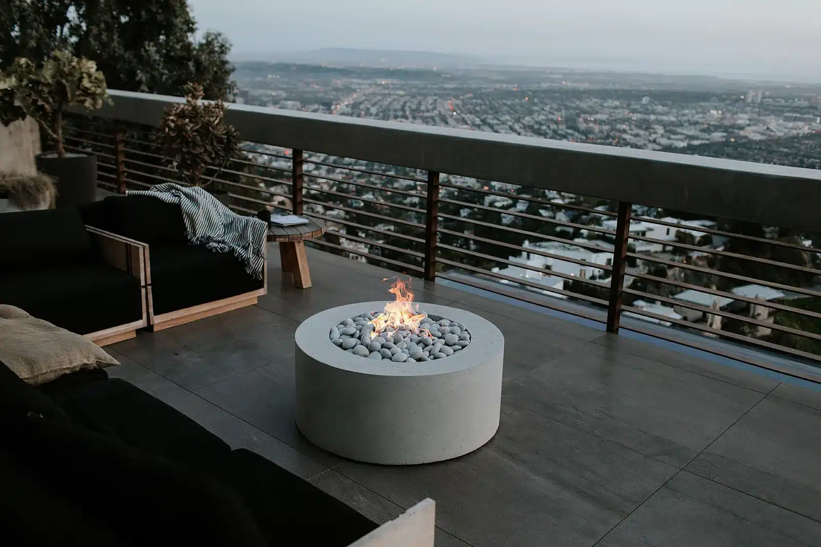 Foyer Belmont en béton placé près d’une piscine sur une terrasse en bois