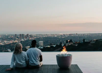 Foyer Element en béton installé sur une terrasse urbaine avec vue