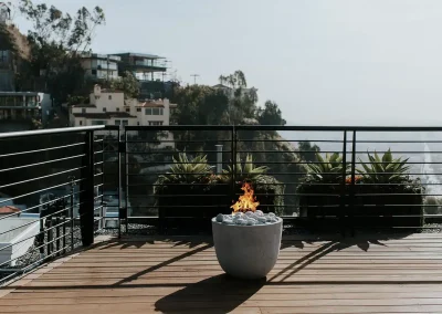 Foyer Element en béton sur une terrasse en pierre naturelle avec mobilier design