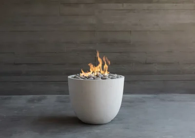 Foyer Element en béton sur une terrasse en bois moderne