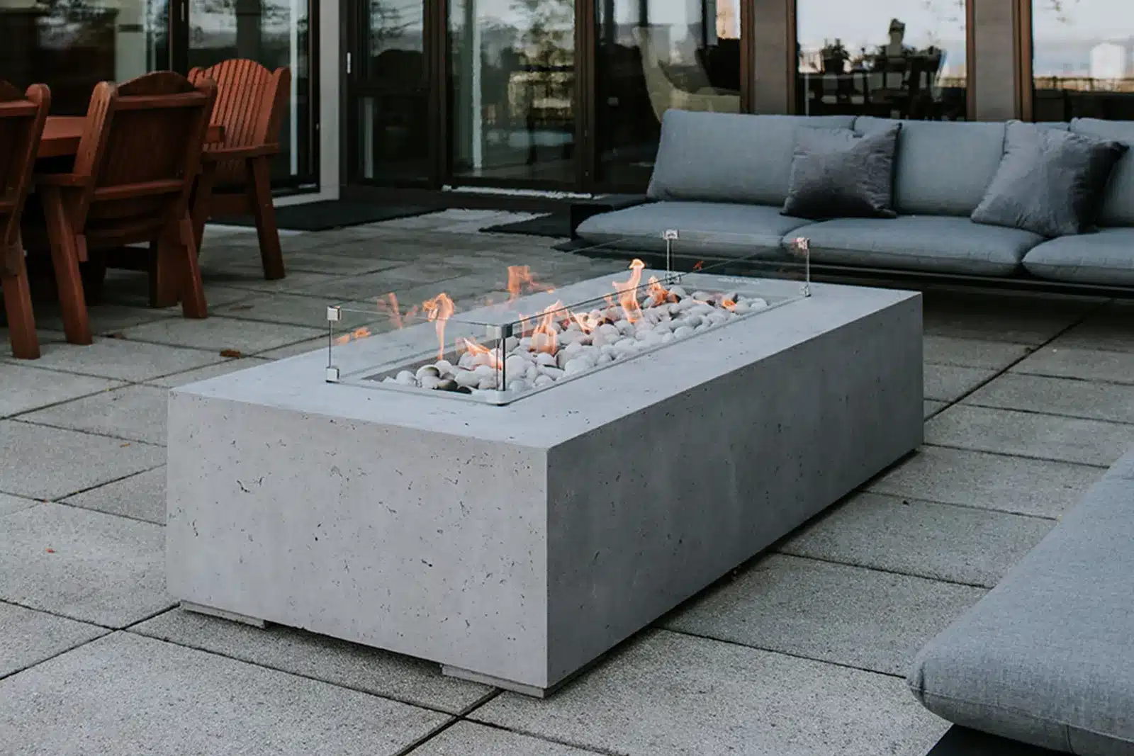 Foyer Sonoma en béton intégré dans un jardin paysager moderne