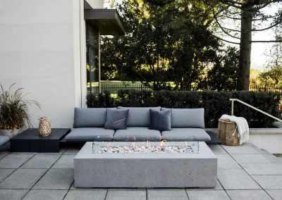 Foyer Sonoma en béton sur une terrasse au bord d’une piscine