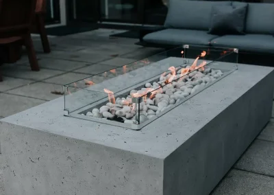 Foyer Sonoma en béton clair installé sur une terrasse en bois chaleureuse