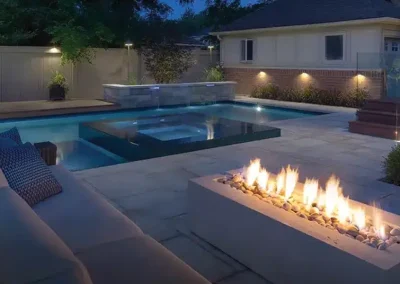 Foyer Avera 60 en béton installé sur une grande terrasse avec mobilier contemporain